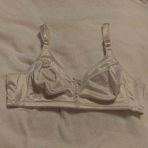 Bali Bra. Size 40B. Color White.